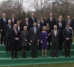 Su Majestad el Rey junto a las autoridades asistentes al almuerzo