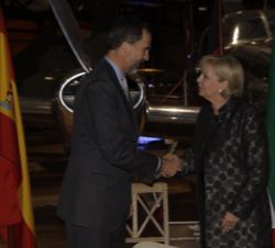 Su Majestad el Rey saluda a la ministra Presidenta del Estado de Renania del Norte-Westfalia, Hannelore Kraft