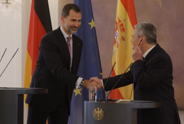 Saludo entre el Rey y el Presidente Federal, una vez finalizada la declaración institucional.
