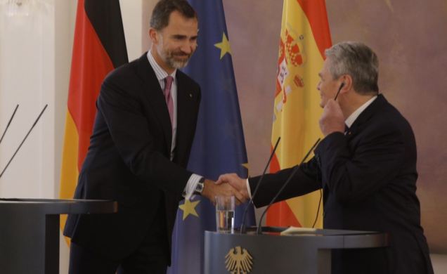 Saludo entre el Rey y el Presidente Federal, una vez finalizada la declaración institucional.
