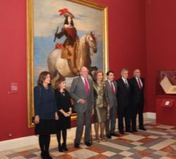Los Reyes con la vicepresidenta primera del Gobierno, el presidente de la Comunidad de Madrid, la alcaldesa de Madrid, el presidente del Consejo de Ad