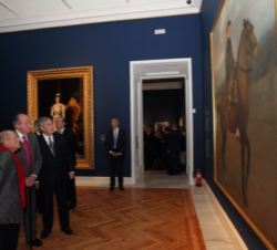 Don Juan Carlos, el pintor Antonio López, el presidente de la Comunidad de Madrid y el presidente del Consejo de Administración de Patrimonio Nacional