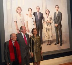 Sus Majestades los Reyes Don Juan Carlos y Doña Sofía, junto al pintor Antonio López