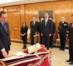 El nuevo ministro de Sanidad, Servicios Sociales e Igualdad, Alfonso Alonso, jura su cargo ante Su Majestad el Rey