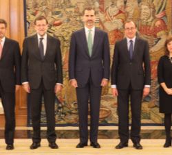 Su Majestad el Rey junto al presidente del Gobierno, la vicepresidenta del Gobierno y ministra de la Presidencia, el ministro de Justicia y el nuevo m