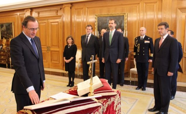 El nuevo ministro de Sanidad, Servicios Sociales e Igualdad, Alfonso Alonso, jura su cargo ante Su Majestad el Rey