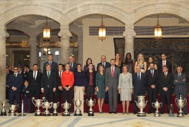 Fotografía de grupo de Sus Majestades los Reyes, Su Majestad la Reina Doña Sofía y Su Alteza Real la Infanta Doña Elena con los premiados