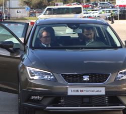 Su Majestad el Rey conduciendo un SEAT León X-Perience