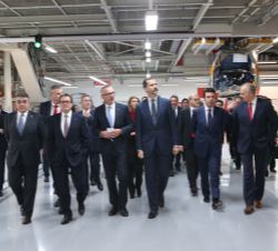 Su Majestad el Rey durante su visita a las instalaciones de la planta de SEAT, acompañado por las autoridades asistentes en el acto