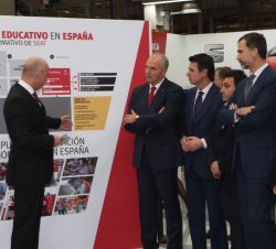 Don Felipe recibe explicaciones durante su visita a la planta de SEAT