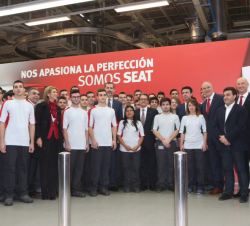 Fotografía de grupo de Su Majestad el Rey con los alumnos del curso de formación dual de SEAT y las autoridades asistentes al acto