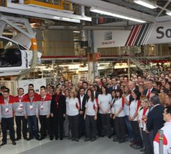 Su Majestad el Rey acompañado de los empleados de SEAT y de las autoridades asistentes en la visita a la planta