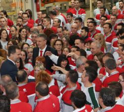 Don Felipe es saludado por los empleados de SEAT durante su recorrido por la planta