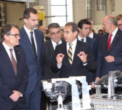 Don Felipe recibe explicaciones durante su recorrido por el Meisterbock