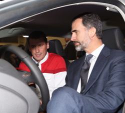 Don Felipe recibe explicaciones de un empleado de SEAT en el interior de un vehículo, durante su recorrido por el Meisterbock