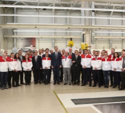 Fotografía de grupo de Su Majestad el Rey acompañado por empleados de SEAT y por las autoridades asistentes en la visita a la planta