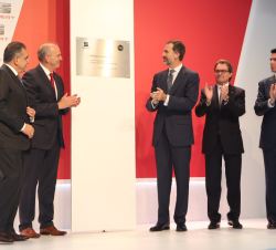 Su Majestad el Rey descubre una placa conmemorativa de su visita a la planta de SEAT