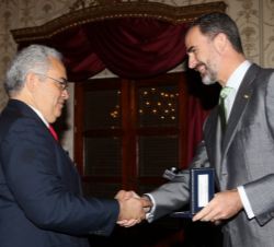 Don Felipe entrega la Medalla de Honor de la Emigración Española al presidente del Círculo Mercantil Español de Veracruz, Ramón Fuster