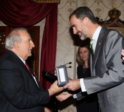 Don Felipe entrega la Medalla de Honor de la Emigración Española al vicepresidente de la Beneficencia española de Veracruz y cónsul honorario de Españ