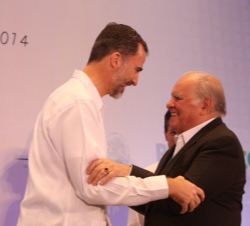 Don Felipe con Enrique V. Iglesias, ex secretario general Iberoamericano y presidente del jurado del premio que lleva su nombre al "Desarrollo Em