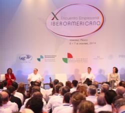 Vista del salón y del escenario durante la intervención de Su Majestad el Rey