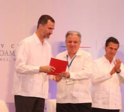 Su Majestad el Rey recibe un ejemplar de la "Carta de Río" de manos del rector de la Universidad de Buenos Aires, Alberto Barbieri, en prese