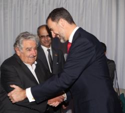 Saludo entre Don Felipe y el Presidente de Uruguay, José Mujica, en presencia del primer ministro de Andorra, Antoni Martí