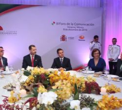 Vista de la mesa presidencial en la cena inaugural del III Foro de la Comunicación
