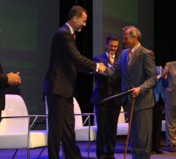Don Felipe, en presencia de los Presidentes de México, Perú, Chile y Uruguay, entrega el premio México a la Innovación y el Emprendimiento 2014 al inv