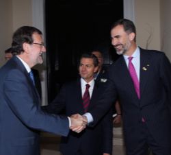 Saludo entre Don Felipe y el presidente del Gobierno en presencia del Presidente de México, antes del almuerzo que mantuvieron antes de la inauguració