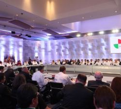 Vista general del salón de conferencias durante la intervención de Su Majestad el Rey en la primera sesión plenaria de la Cumbre 