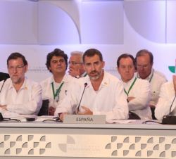 Don Felipe, junto al presidente del Gobierno y el ministro de Asuntos Exteriores y de Cooperación, durante su intervención en la primera sesión plenar