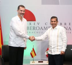 Saludo entre Su Majestad el Rey y el Presidente de Perú, Ollanta Humala, en el encuentro bilateral que mantuvieron durante la Cumbre