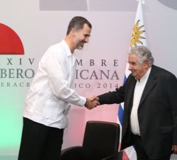 Saludo entre Su Majestad el Rey y el Presidente de Uruguay, José Mujica, en el encuentro bilateral que mantuvieron durante la Cumbre