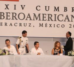 Don Felipe, durante la cena ofrecida a los asistentes a la Cumbre Iberoamericana, junto a la Secretaria General Iberoamericana, el Presidente de Méxic