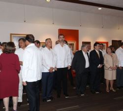 Don Felipe conversa con el Presidente de Portugal, Jose Cavaco Silva, en uno de los apartados de la Cumbre