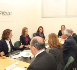 Su Majestad la Reina durante la reunión de trabajo de la Asociación Española contra el Cáncer (AECC)