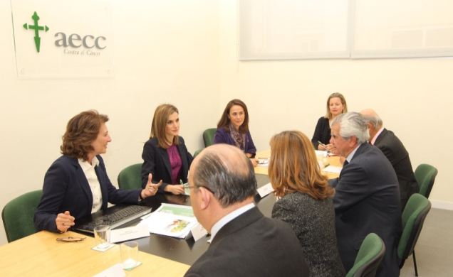 Su Majestad la Reina durante la reunión de trabajo de la Asociación Española contra el Cáncer (AECC)