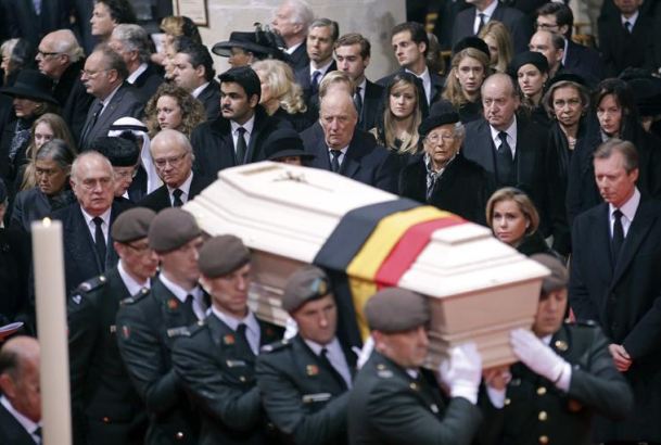 Sus Majestades los Reyes Don Juan Carlos y Doña Sofía durante la Misa Funeral por Su Majestad la Reina Fabiola