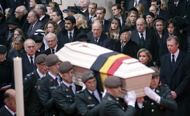 Sus Majestades los Reyes Don Juan Carlos y Doña Sofía durante la Misa Funeral por Su Majestad la Reina Fabiola