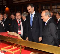 Su Majestad el Rey, acompañado por Joaquim Gay de Montellà, durante su visita a la exposición "Prim: Defensor de la industria catalana y de la mo