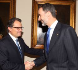 Su Majestad el Rey recibe el saludo del presidente de la Generalitat de Cataluña, Artur Mas