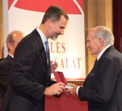 Su Majestad el Rey entrega la Medalla de Honor de Foment del Treball Nacional a la "Trayectoria Empresarial" al presidente de Corporación Pu