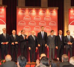 Fotografía de grupo de Su Majestad el Rey con las autoridades asistentes y los galardonados con las Medallas de Honor de Foment del Treball Nacional y