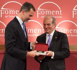 Su Majestad el Rey recibe la Medalla de Oro de Foment del Treball de manos del presidente de Foment del Treball Nacional, Joaquim Gay de Montellà