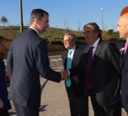 Su Majestad el Rey junto a la ministra de Empleo y Seguridad Social, es recibido a su llegada por el presidente de la CEOE, Juan Rosell; el presidente