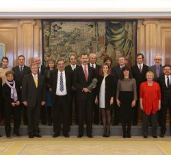 Sus Majestades los Reyes acompañados por los miembros de la Junta Directiva de la Academia de las Artes y las Ciencias Cinematográficas de España