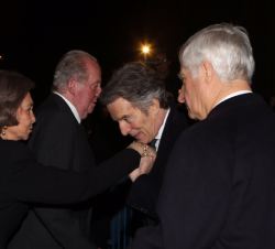 Doña Sofía recibe el saludo de Alfonso Díez, duque consorte de Alba de Tormes, en presencia de Carlos Fitz-James Stuart, duque de Huéscar