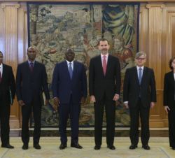 Su Majestad el Rey junto al Presidente de la República de Senegal, Sr. Macky Sall; y autoridades presentes en el encuentro