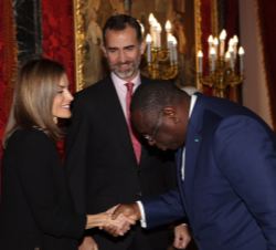 El Presidente de la República de Senegal, Macky Sall, saluda a Su Majestad al Reina en presencia de Su Majestad el Rey